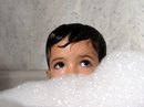 Jak urządzić łazienkę, aby była komfortowa i bezpieczna dla małych dzieci? 